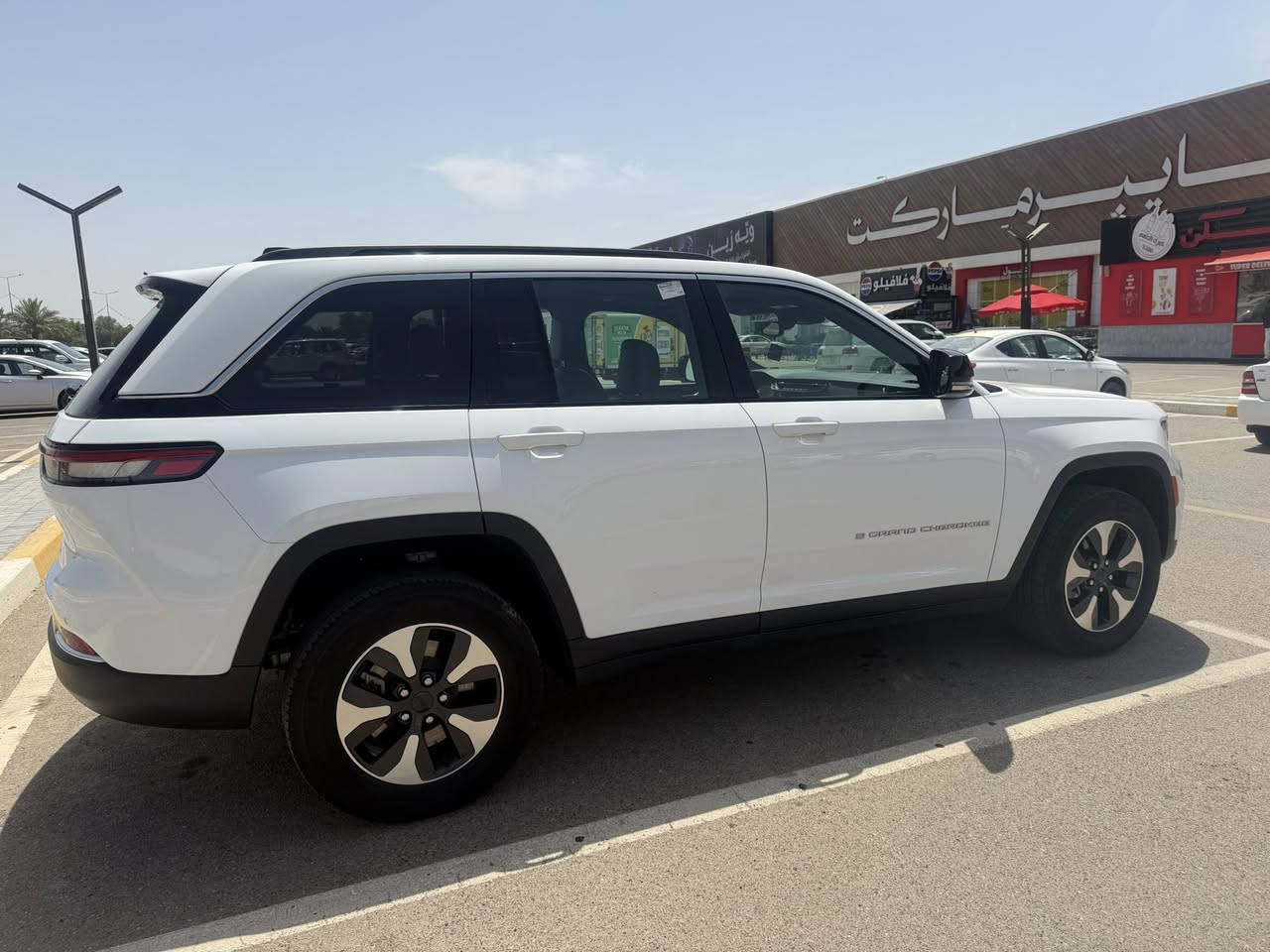 JEEP GRAND CHEROKEE LIMITED 4xe PLUG-IN
HYBRID 2024.
ثلاث أنظمة هابيرد كهرباء بانزين 
اللون : ابيض  رقم اربيل باسمي نفس اليوم احولك 
.السيارة موجودةبغداد السيدية 

الموديل : 2024.
المسافة المقطوعه : 52000M
سعة المحرك : 2000cc turbo plug in hybrid. 
داخل جلد اسود
بانوراما .. فول موصفات 
تحكم بالستيرن
شفتات ستيرن
شاشة كبيرة ابل كار بلي
كراسي امامية كهرباء
ميموري كرسي السائق
تدفئة مقاعد امامية
تدفئة ستيرن
دخول ذكي بدون مفتاح
كاميرا خلفية
رادار امامي 
رادار جانبي
تحديد مسار
مثبت سرعة تفاعلي
تشغيل عن بعد
باب الصندوق كهرباء
نظام STOP/START ENGINE
نظام صوت ALPINE
حساسات خلفية
اوتو بريك خلفي
هاند بريك كهربائي (بصمة)
لايت  LED
لايت زينون عالي/واطي
كشافات ضباب زينون
5 وضعيات قيادة
 بك لايت LED
بعد هواي مواصفات 
            ( ملاحظة )
سياره مستوردها كلين تايتل وصور امريكا مرفقة وكارفاكس كلين بس بعد الفحص بيها جاملغ الامميات والبنيد والباب السايق صبغ من امريكا بدون اي تعديل او بارد السيارة مماشية ولا كيلو بل عراق دخول جديد  السعر 33500$ بيها مجال بسيط
‭ 0783 800 5597
