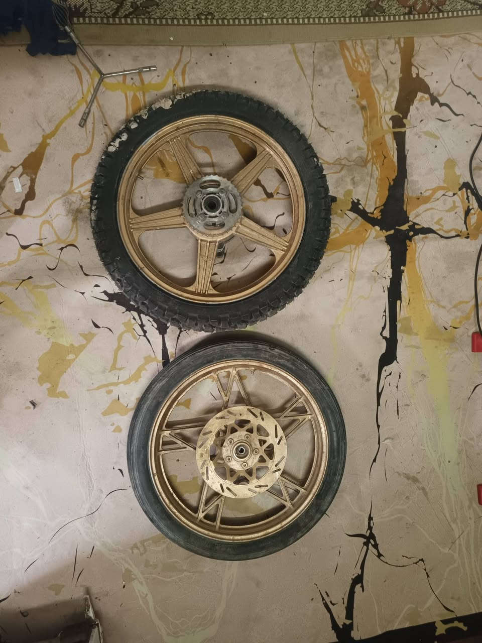 سلام عليكم غراض تفصيخ البيع
ويله زوج نضيفات لون ذهبي ابيع بدون تواير 60
كشن وتنكي ودبلات خلفي 40
وتخم براغي +دبلات دسك شرط شغل وماشه مامي ب30
(تاخذهن كلهن حسبهم لك برخص )مكاني بغداد نهروان رقمي ***********
