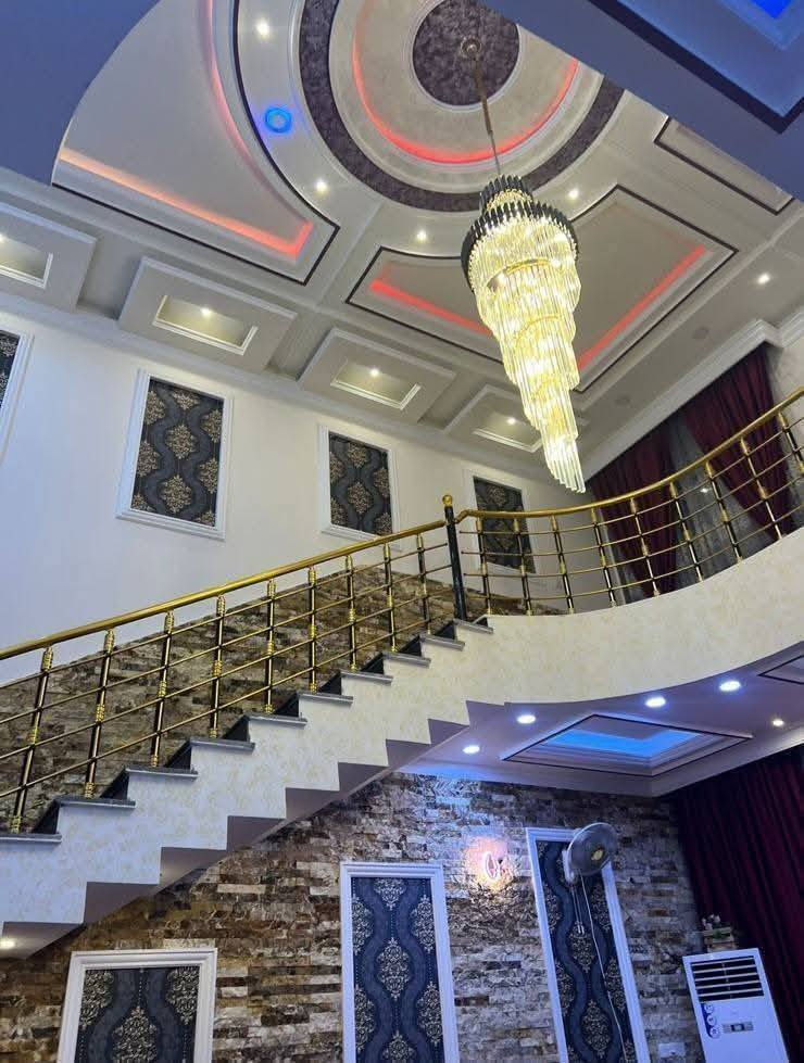 يعلن مكتب عقارات ابو انور فرع الطويسه عن وجود دار طابقين للبيع حديث بناء ٢٠٢٠ موقع متميز منطقة حي الأندلس مساحه 400 متر واجه 13.5 في عمق 30 متر  الطابق الأرضي يحتوي على ديوان كبير وصاله كبيره وغرف منام كبيره عدد/2 نظام سويت وصحيات عدد/3 مع ولوندري ومطبخ كبير ومخزن تابع للمطبخ وحديقه عدد/2 وكراج عدد/2
الطابق الأول غرفتين منام كبيره وصحيات عدد/2  مع شقه منفصله مساحه 100 متر عباره عن غرفتين منام وصحيات ومطبخ وصاله مكان راقي ممتاز الستفسار الاتصال//***********//***********// كما نستقبل جميع عروضكم وطلباتكم التجارية والعقارية المكتب مجاز قانونيا المكتب ماقبيل مطعم الحسون عقارات أبو انور فرع الطويسه
