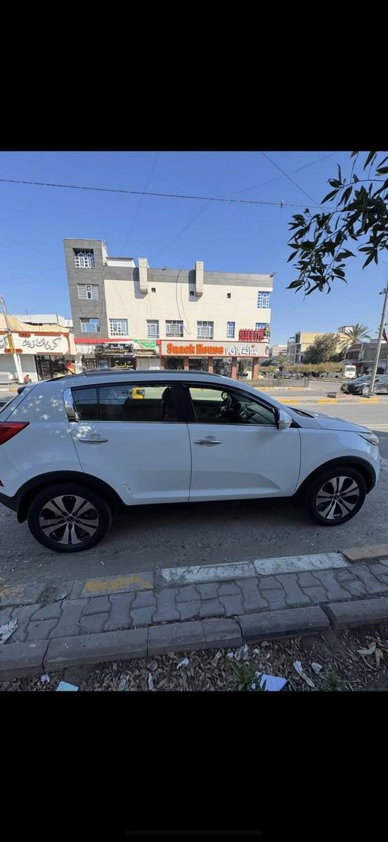 السلام عليكم سبورتج 2014 خليجي للبيع السياره نضافه كما موضح بلصوره مواصفات السياره مري شفط استرين تحكم جهتين عليها سستم زنون بلوجكترات ولايتً عالي زنون كير عادي 6نمر السياره سبيرها منازل السياره مكفوله ونضافه خير من الله مكينه دوش 2000 المرغوبه عليها تخم تايرات جديد السياره كلها جاهزه مابيها برغي نقص هزه وسنويه جديده مابيها اي نواقص وسونارها موجد داخل الصور 
للاستفسار ***********
مكانها بغداد منطقه الحريه 
سعرها 157 وبيه مجال كلشً بسيط
