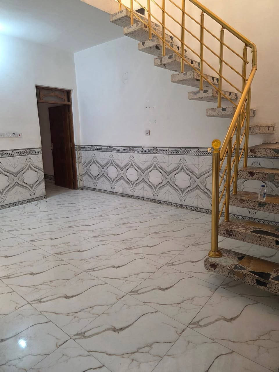 🏡 بيت للبيع – طابو صرف (فارغ)

📍 الموقع: مغربة الشيشان الأولى، على ساحة المربع، قرب مضيف المواجد، شارع 15 متر، رصيف 3 متر.

📐 المساحة: 120 متر مربع.

🏠 المواصفات:

- طابق واحد + بيتونة.
- البناء كونكريت.
- سنة البناء: 2021.

📋 التقسيم:

- غرفة نوم: 4 × 5.5 م.
- صالة: 4.80 × 4 م.
- مطبخ: 4.40 × 2.20 م.
- استقبال: 6.5 × 3 م.
- صحيات داخلية وخارجية.

✅ البيت جاهز للسكن، موقع هادئ وخدمي.

📞 للاستفسار والتواصل:
***********
