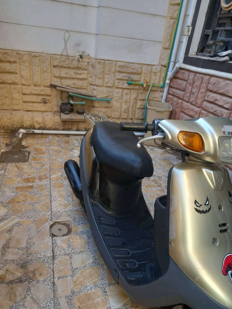 السلام عليكم دراجه بطه شغاله مكينه خرسه لاصوت كير ولا روله تايرات جدد قفل ركبه جنطه مكينه ناعمه نكره سلف كهربائيات شغاله هورن كلوب اشاير شغال شاصي مكفول سعره ٢٥٠ وبيه مجال الاستفسار مراسله الصفحه او رقم ***********
