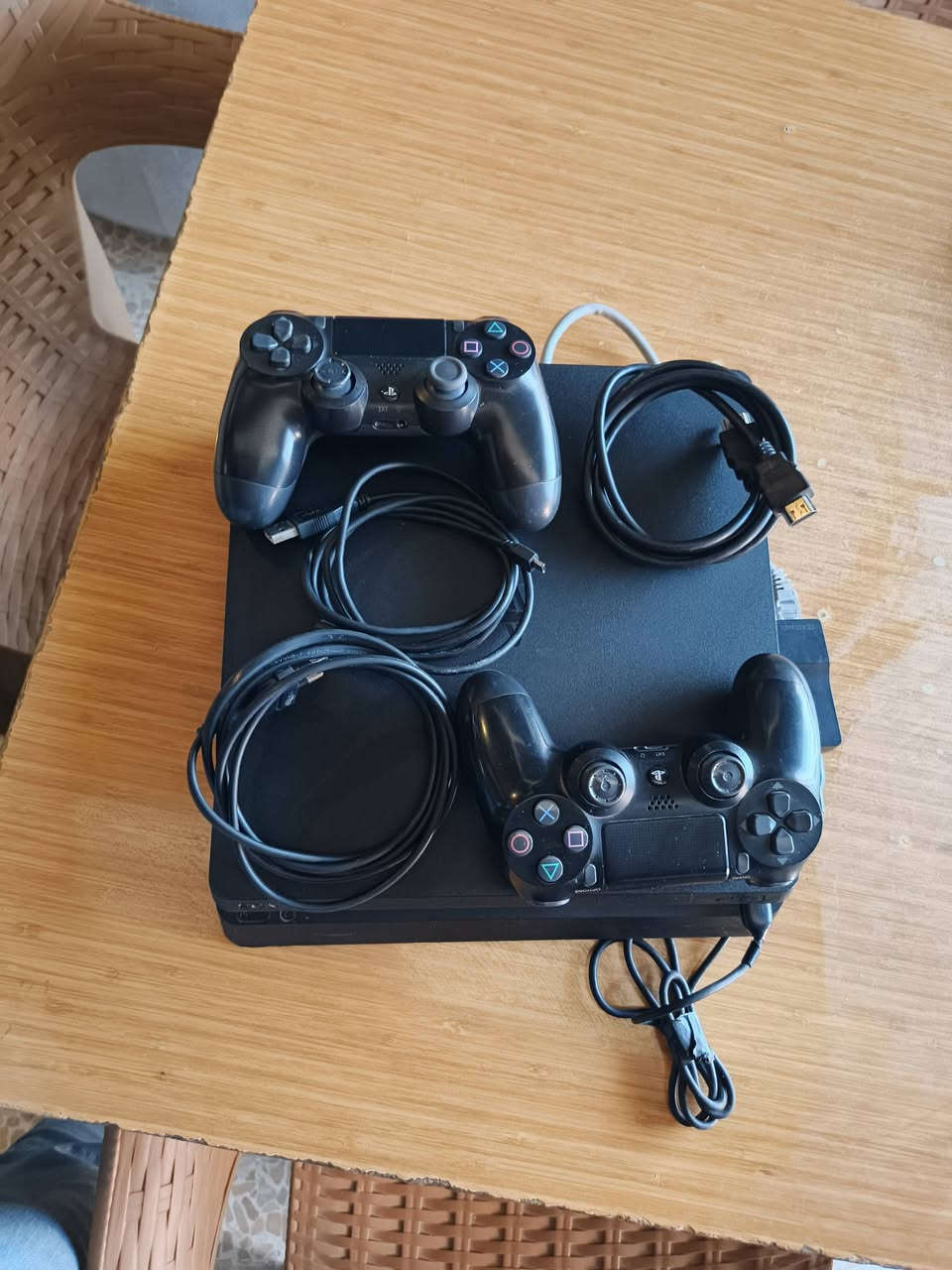 السلام عليكم عندي ps4 عدد5 اريد ابيع مستعجل عل بيع 
السلام عليكم عندي بلي فور للبيع عدد ٥
مهكر داخلي مثل ما موضح بل فيديو 
نضام 11.00
اب انسب الاسعار 
رقم 
***********
***********
