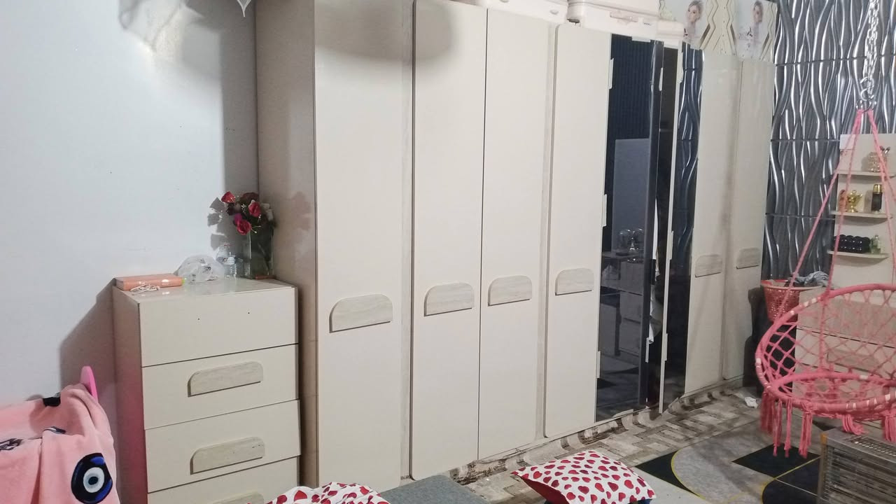 غرفه 8 قطع للبيع نضيفه انضف من صوره وبيها اناره وشحن متوازي ع بيعتها سعر خاص *********** واتس
