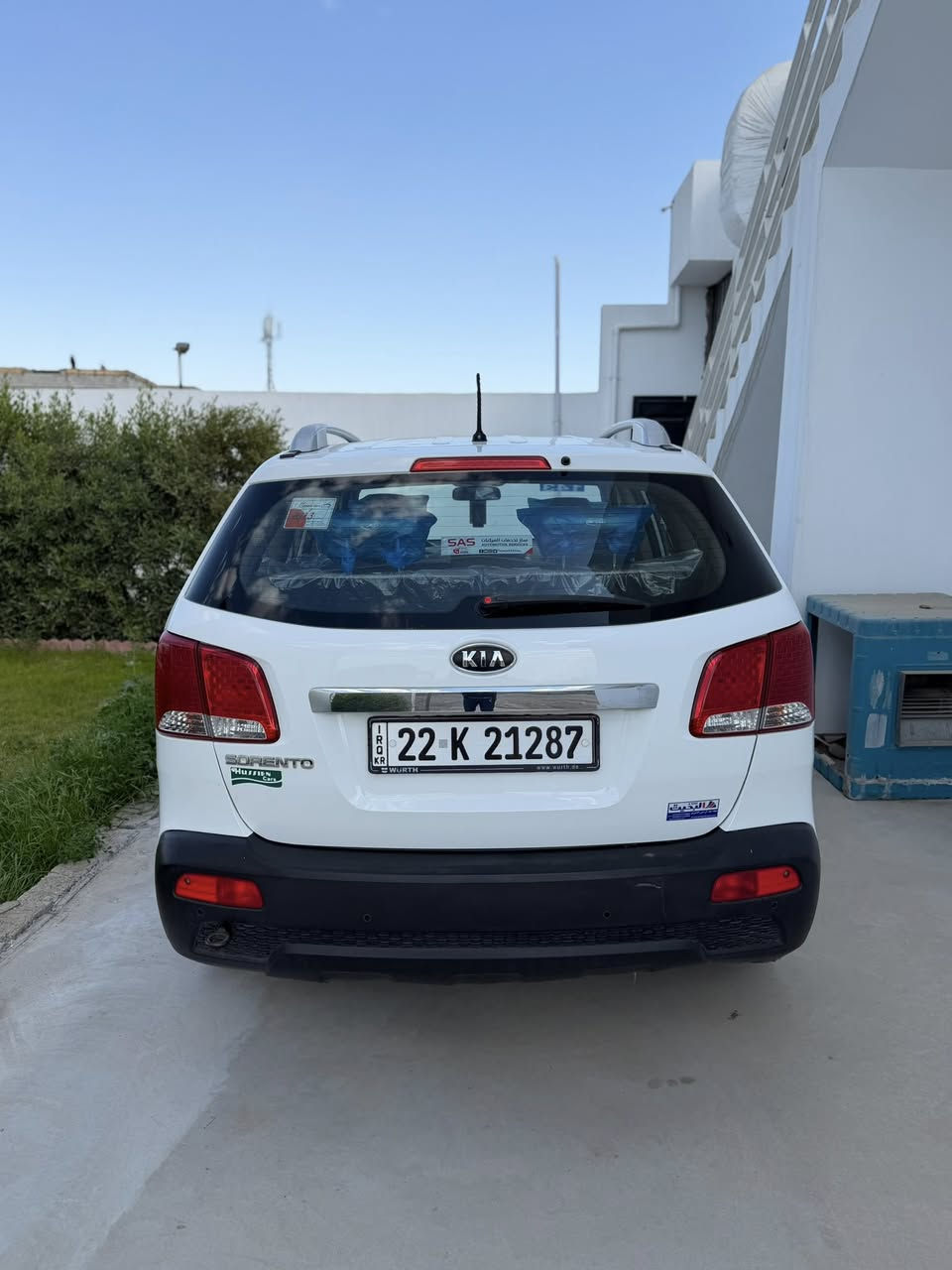 سلام عليكم كيا سورينتو موديل 2013 
مواصفات نص فول داخل اصفر ثلالث مقاعد استيرن فوليوم تبريد مركزي ثلاث قطع مرايات شفط 
سنوية هز رقم ژينكة كلها جديد 
صدر امامي خلفي جديد 
اربع طايرات جديد. 
سيارا جاهز وحلو بدون اي نقص 
كير محرك ما مفتوح 
سيارا مكفوله بدون صبخ بدون تعديل 
مكانه كركوك 
سعر153$ بيها مجال
***********
