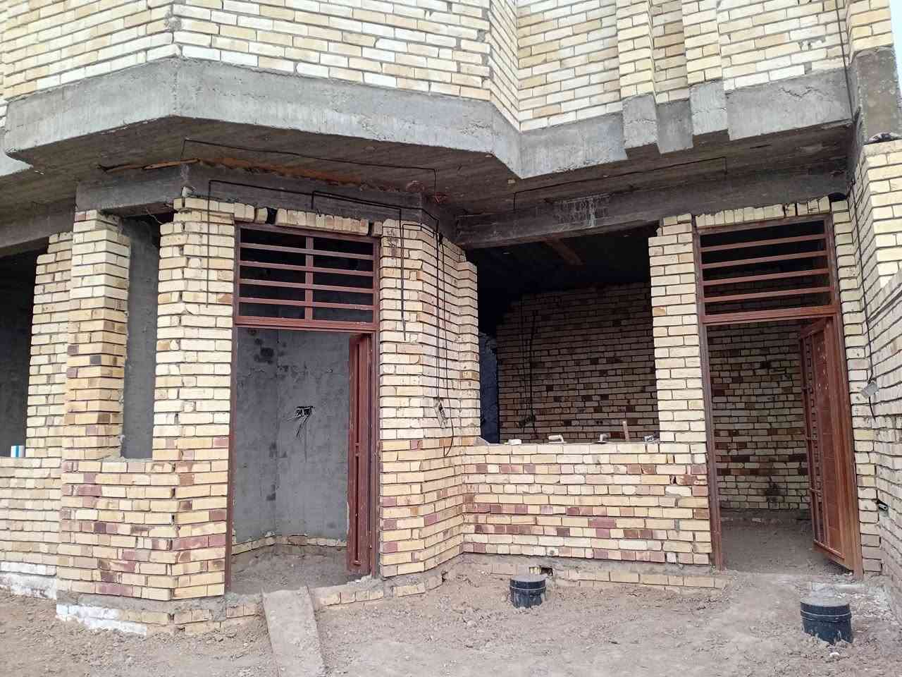 هيكل للبيع قريب ع سيطرة الآثار قرية الرافدين مساحه ٢٠٠م يحتوي ع مطبخ وهول واستقبال وغرف نوم ٢ ومغاسل داخل وخارج كامل مي وكهرباء تأسيس سعره ٧٠ وبي مجال  ***********
