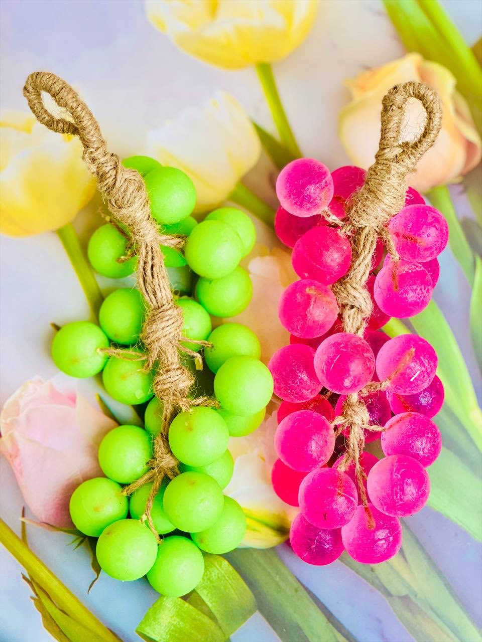 دللي بشرتك بسحر الطبيعة! 🍇✨
وصل الجمال والانتعاش! صابون العنب بتصميمه الفريد وريحتة اللي تاخذ العقل صار متوفر الآن. 
🧼🌸

• 🍇 شكل مميز: يضيف لمسة فنية وجمالية لحمامك.

• ✨ نعومة فائقة: ينظف البشرة بلطف ويتركها ناعمة كالحرير.
• 🌿 مكونات طبيعية: مستخلص بعناية ليعطيكِ إحساساً بالرفاهية.

✅ تصميم يدوي متقن يشبه العنب الحقيقي.
• ✅ رائحة فواحة تدوم طويلاً وتملأ المكان انتعاشاً.
• ✅ متوفر بألوان مبهجة (الأخضر والوردي) لتناسب ذوقك.


**إذا كنت صاحب هذا الإعلان وتريد حذفه لأي سبب، رجاءا أرسل رسالة إلى الدعم الفني**