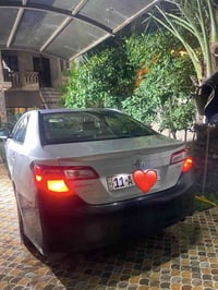 كامري ٢٠١٢ وارد امريكي  الحادث بين باب الراكب والجاملغ وبيها سحب شي بس...