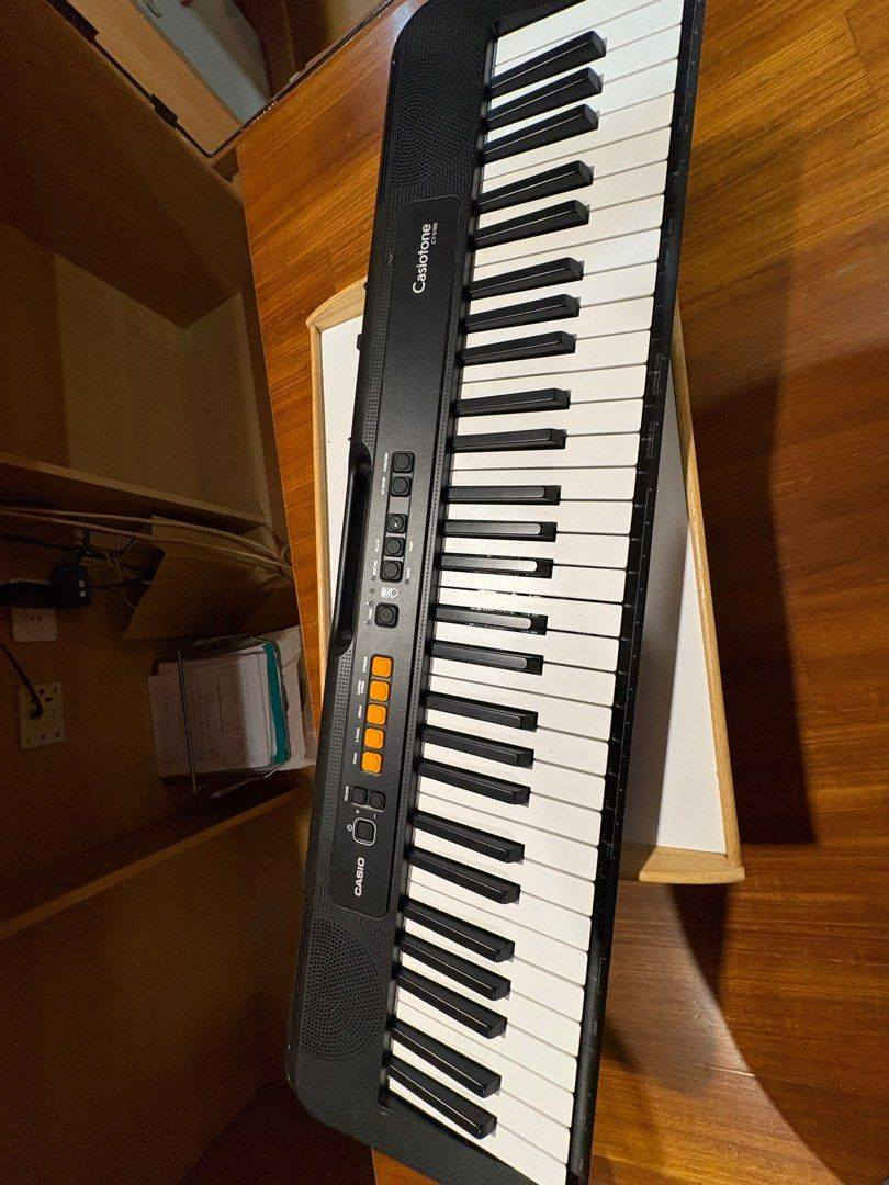 يتميز بـ 61 مفتاحاً بتصميم يشبه البيانو.

يحتوي على 122 نغمة موسيقية و61 إيقاعاً مختلفاً.

تصميمه نحيف وأنيق مع مقبض مدمج لسهولة الحمل.

يمكن تشغيله بواسطة البطاريات لمدة تصل إلى 16 ساعة تقريباً. ***********
