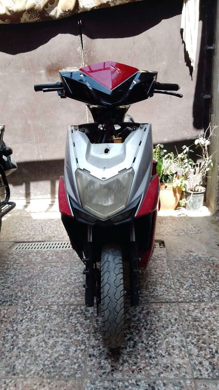 سلام عليكم دراجه للبيع تفصيخ شتريد موجود بهاي الدراجه كلي وبيع الك  جوه السوك (كفرات /دبلات خلفي/تاير ويل  امامي /تاير ملف خلفي /الصدر الامامي /يدات بريك / ضفيره /باتريات /عقل /سكان /دكم تحكن/جوزت تشغيل /قفل ستيرن /قفل صندوق / قمجي بريك /قمجي قفل صندوق /شيال/جهاز قفل الدراجه هو ول بصمه) شتريد راسلني على الخاص او على الرقم *********** ابيع جوه السوك مكان بغداد الحسينيه
