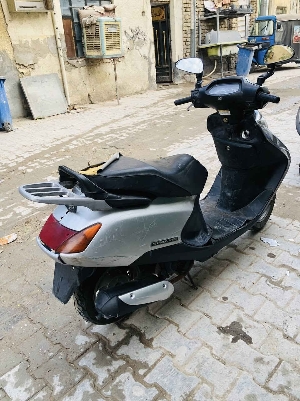 السلام عليكم دراجه سبيزيز للبيع شغال سلف هندر نكره اول هندر كهربائيات لايت اشاير يحتاج ترتيبات اله شويه سعرر 300الف مكان بغداد الحريه الرقم ***********
