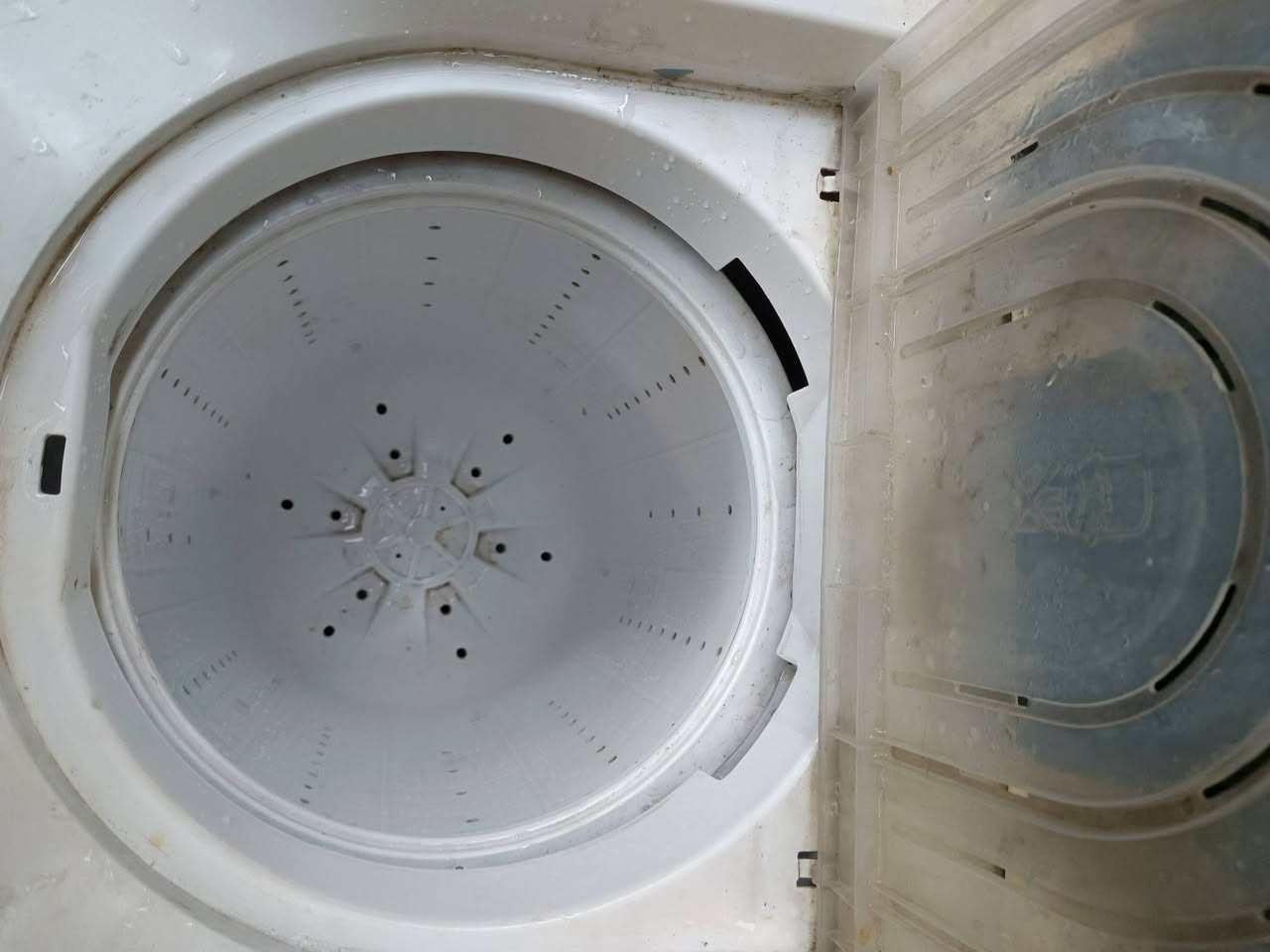 البيع غسالة شغالة كلش جبيرة سعرهة 50الف مكاني زعفرانية ***********
