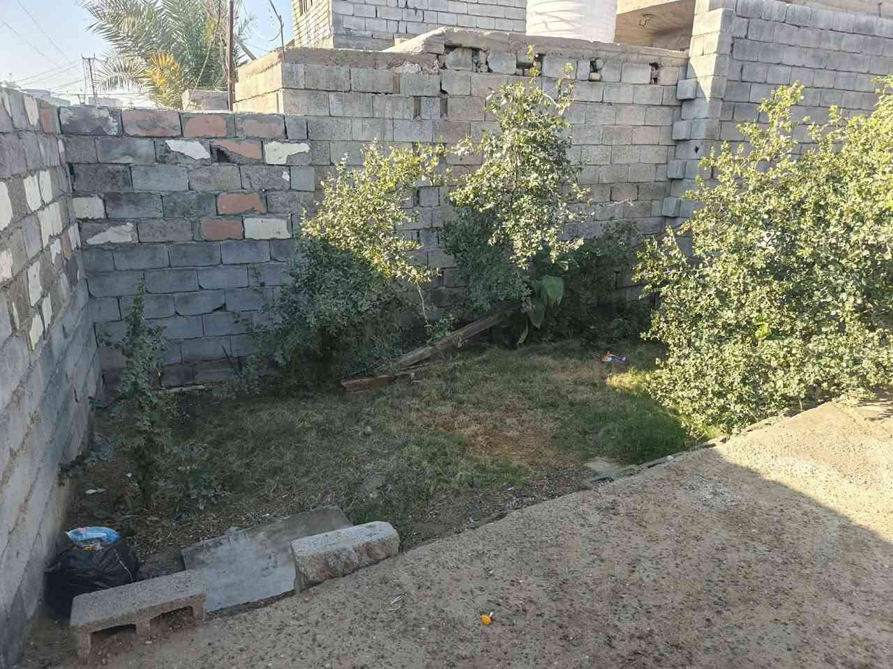 بيت للبيع تجاوز على قرار ٣٢٠مرفوعة بي معاملة مساحة ٢٠٠م يتكون من غرفتين نوم وصالة وستقبال ومطبخ جاهز للسكن السقف سنتويج بنل جاهز مي مجاري كهرباء سعره ٢٥وبي مجال ***********
