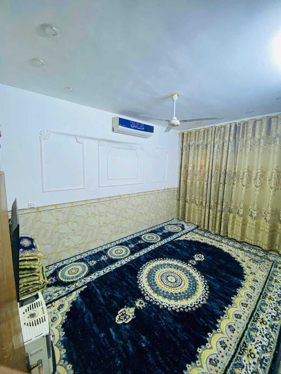 السلام عليكم دار للبيع المساحه 100/م طابقين طابق الأول يحتوي على استقبال وصاله و مطبخ و حمام و غرف نومة ومنور طابق الثاني غرفتين نوم و صاله و حمام البيتونه +مخزن سطح ملبوخ و مطبك شتايكر لاستفسار على رقم *********** المكان الكفائات قرب المستوصف مقابل ساحه جامع خاتم الاوصياء
