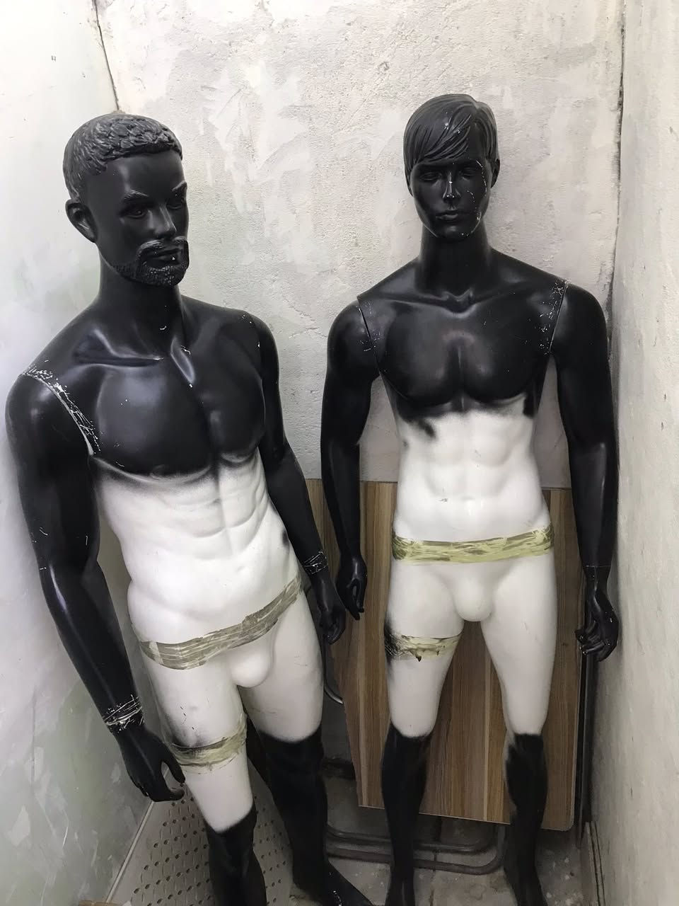 السلام عليكم للبيع فاترينات عدد ٣ الوحدة ب٥٠ واعلان محل سعره ب٢٥٠ وملكانات عدد ٢ سعر الوحده ب٢٥ 
***********
