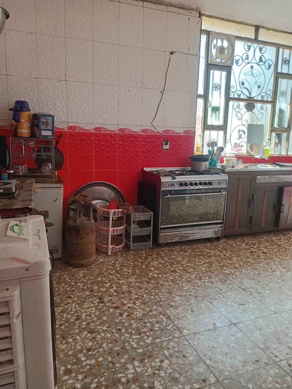 سلام عليكم
***********  شراي يتصل نزلنا من سعر سبب ظرف وبالعافية على لشتريه
بيت للبيع ركن على ٣شوارع عنوان شارع المطار خلف محلات صالح العكيدي يبعد عن تقاطع ٣٠٠م  وعن شارع العام مسافه اقل  ١٠٠م 
قرب مدرسة القمه الأهلية بناء بلوك سقف مسلح وارضيه كاشي بي غرفتين وصاله ومطبخ جدران سيراميك وصحيات خارجية وطرمه خدمات مجاري مربوطه على شارع 
مدارس قريبه سند زراعي ٢٥ ومساحة ٢٤٣م وخط مولد موجوده
