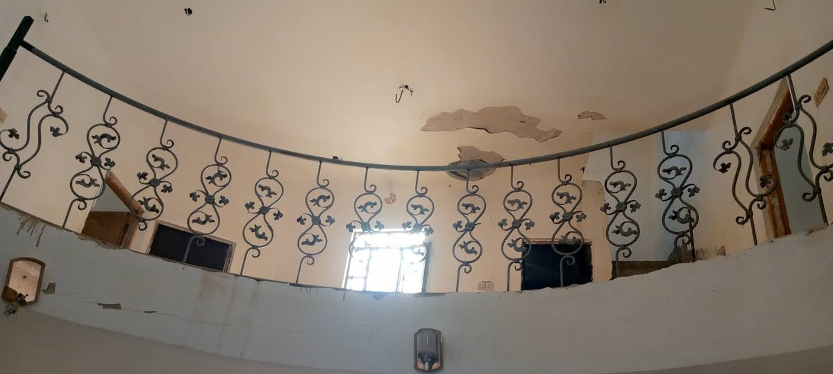 بيت البيع مساحه 200متر في حي الرباب على شارع رئيسي تبليط ومقرنص ***********
