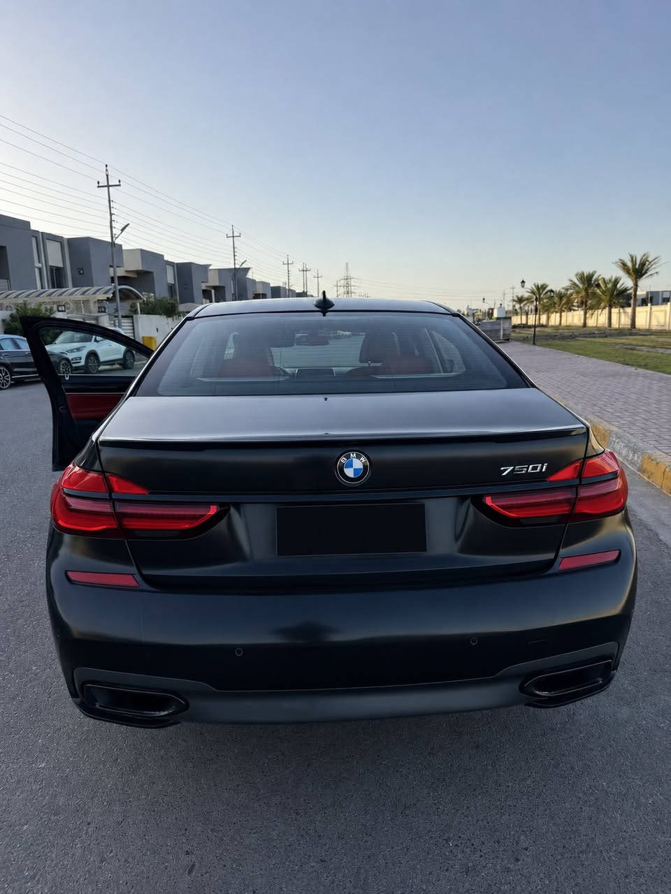 السلام عليكم
للبيع bmw 750i فول مواصفات 
 رقم بغداد الجديد
السيارة بدون ضرر 
2017
 ماشية 92 كيلو
 محرك: V8 Twin Turbo سعة 4.4 لتر
 • القوة: حوالي 445 حصان
 • العزم: تقريباً 650 نيوتن متر
 • 0-100: بحدود 4.5 ثانية
 • جير: أوتوماتيك 8 سرعات ZF
 

المواصفات الخارجية
 • لون أسود مات
     • M Package:  
 • بامبرات رياضية
 • شبك أسود
 • فتحات هواء أكبر
 • رنكات رياضية
 • LED Adaptive Headlights
 • حساسات أمامية وخلفية + كاميرات

الداخلية
 • كشنات جلد أحمر
 • تبريد وتسخين مقاعد
 • شاشة كبيرة iDrive
 • تحكم بالإيماءات Gesture Control
 • إضاءة داخلية Ambient
 • ستارة كهربائية وخشب داخلي فاخر

ميزات الراحة
 • Soft Close للأبواب
 • تشغيل بصمة
 • فتح الشنطة بحركة الرجل
 • عزل ممتاز جداً بالصوت
 • تعليق هوائي مريح

السعر 34,000 $ 
***********
