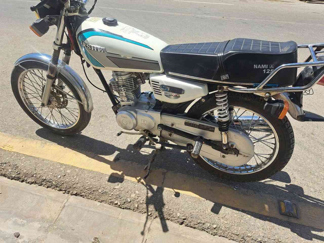 دراجه للبيع موديل 21 اوراق اصوليه ارشا
دراجه مكفوله وجاهزه ونضيفه
محرك مبدل بيه بس كلجات 
كربائيات شغاله
شاصي مكفول 
السعر ٥٥٠ 
***********
مكاني قضاء الحي
