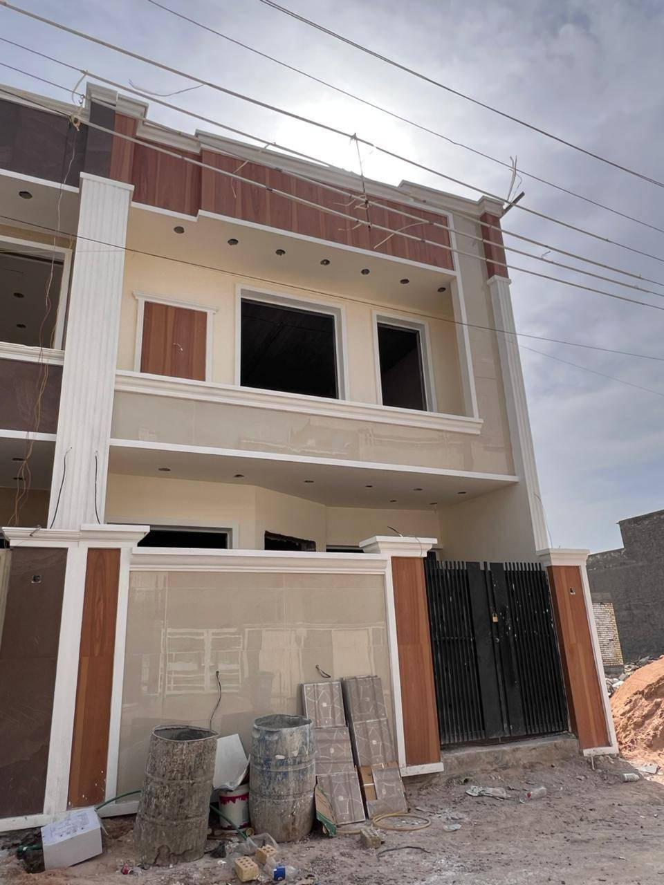 بسم الله ماشاءالله
🏠#دار_للبيع   100متر واجهيه 6،25متر نزال 16متر
  طابقين   بناء حديث وتصميم متكامل ✨️

يحتوي البيت. ع[3غرف نوم -استقبال -صحيات عدد 2- صالة- ومطبخ] البيت شغل درجة اولى 

⬅️مع الخدمات[ماي-كهرباء-تبليط]✨️

🔴ملاحضه البيت قيد الانشاء يتسلم مفتاح 🔑

⬅️نوع العقار  طابو زراعي سند 25 اقرار محكمه 

⬅️العنوان #بغداد_الدوره_البوعيثه   
       مجمع السلطان الاول 
🔴للاستفسار  خاص او الاتصال ع  الرقم 
☎️***********
☎️***********
☎️***********
