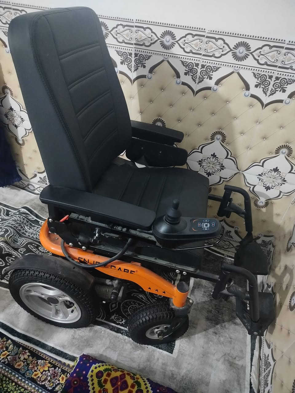 حبايب كرسي متحرك للبيع ما مستخدم ابد ***********
