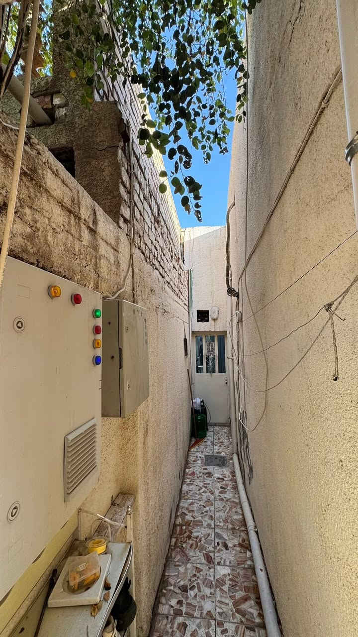 بيت مساحة 90 متر
السعر 65 مليون 
يتكون من : استقبال وغرفة نوم ومطبخ وغرفة نوم للاطفال
البيت عالي عن الشارع 
العنوان : شارع الجريخي - خلف المجلس الاعلى - قرب حسينية مصباح الهدى وسفينة النجاة 
***********
