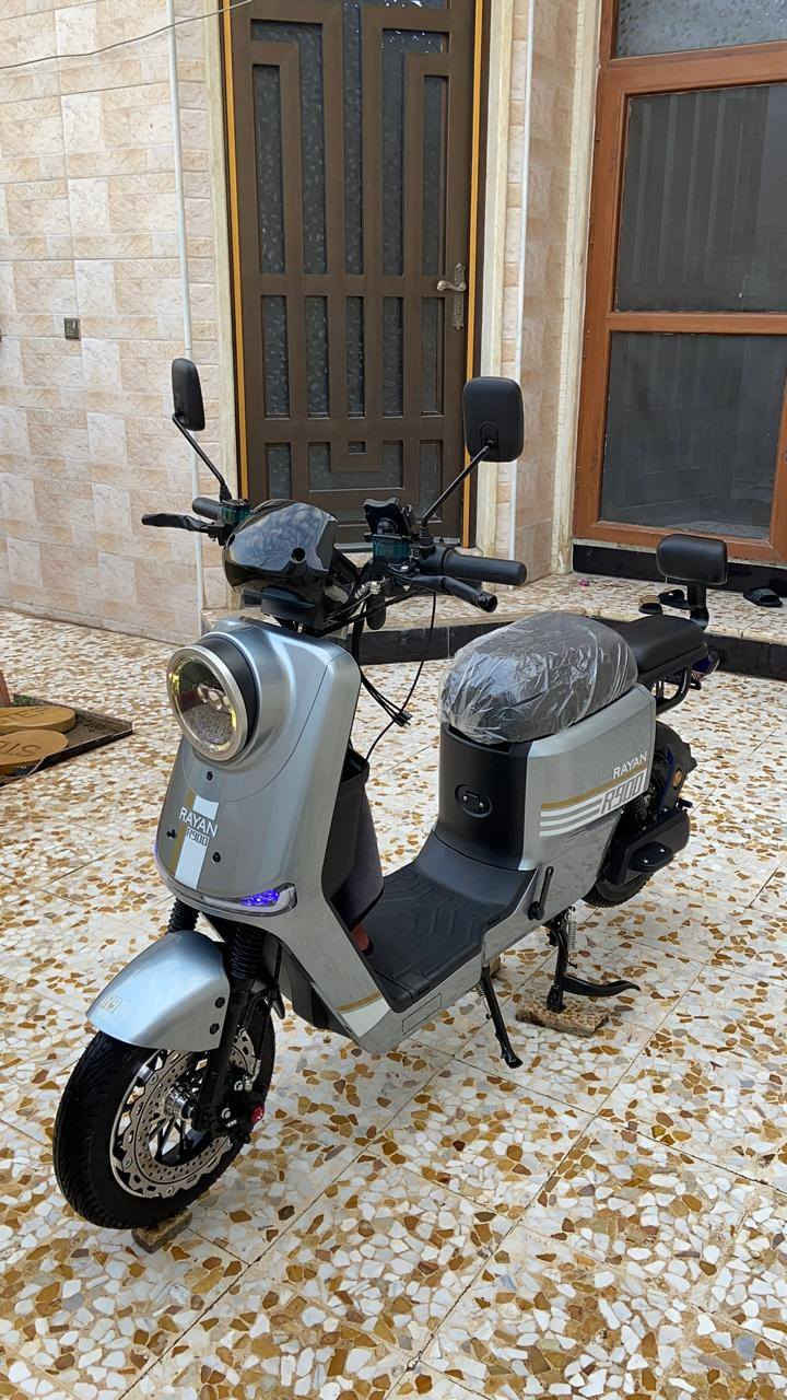 السلام عليكم ورحمة الله وبركاته
دراجه ريان R900
لون سلفر 
5 بطاريات كرافين سوبر ماكس نوع الريان الاصلي 
ملف 1200W 
عقل رياضي الاصلي
شاشه تقراء جميع الاعطال 
كير 3 نمر 
نظام P عدم الحركه 
نظام R رجوع الى الخلف
نظام مانع انزلاق 
ويل كب امامي 
نظام  بريكات دهن امامي خلفي 
لايت ومنو عالي ناصي 
سكن الوان متغيره 
اشاير رباعي ويمين ويسار 
ومواصفات أخرى معروفه 
مع ملحقات اخرى (سله وشاحنه وخوذه وبايدارات ومرايات وارضيه)
نظافة الماطور 95% علما الماطور ريان الأصلي 
وصل شراء موجود 
للاستفسار على الرقم 
*********** كورك    يتوفر واتساب
