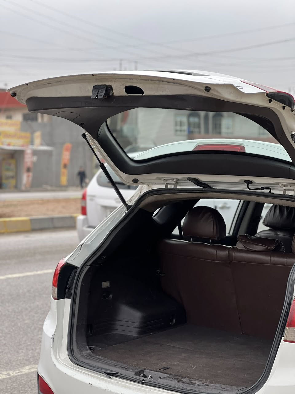 السلام عليكم سيارة توكسن 2012 
كير محرك شرط تدفئة تبرد سنويه شرط التحويل وبيها كابون
سيارة ضررها صبغ حزام فقط وبالحقيقة احلى من الصور رقم اربيل السعر وباقي التفاصيل ع الرقم *********** مامتواجد خاص
