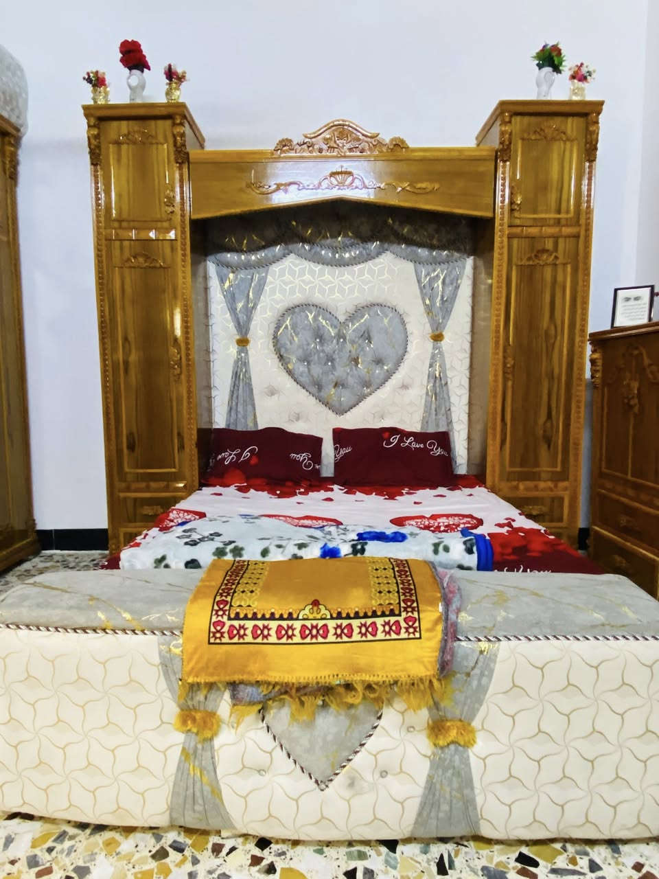 سلام عليكم غرفت خشاب جديده خشب من هاذه الثغيل الصلي السعر 1850 وبيها مجال  وهاذه الرقم ***********بي واتساب
