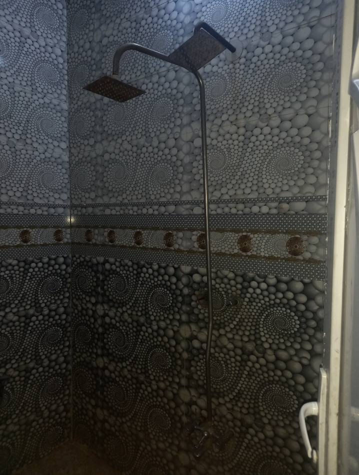 السلام عليكم طابق ثاني غرفة وستقبال ومطبخ درج معزول نت ويا البيت كهرباء ومي وحد قرب مدرسة ***********
