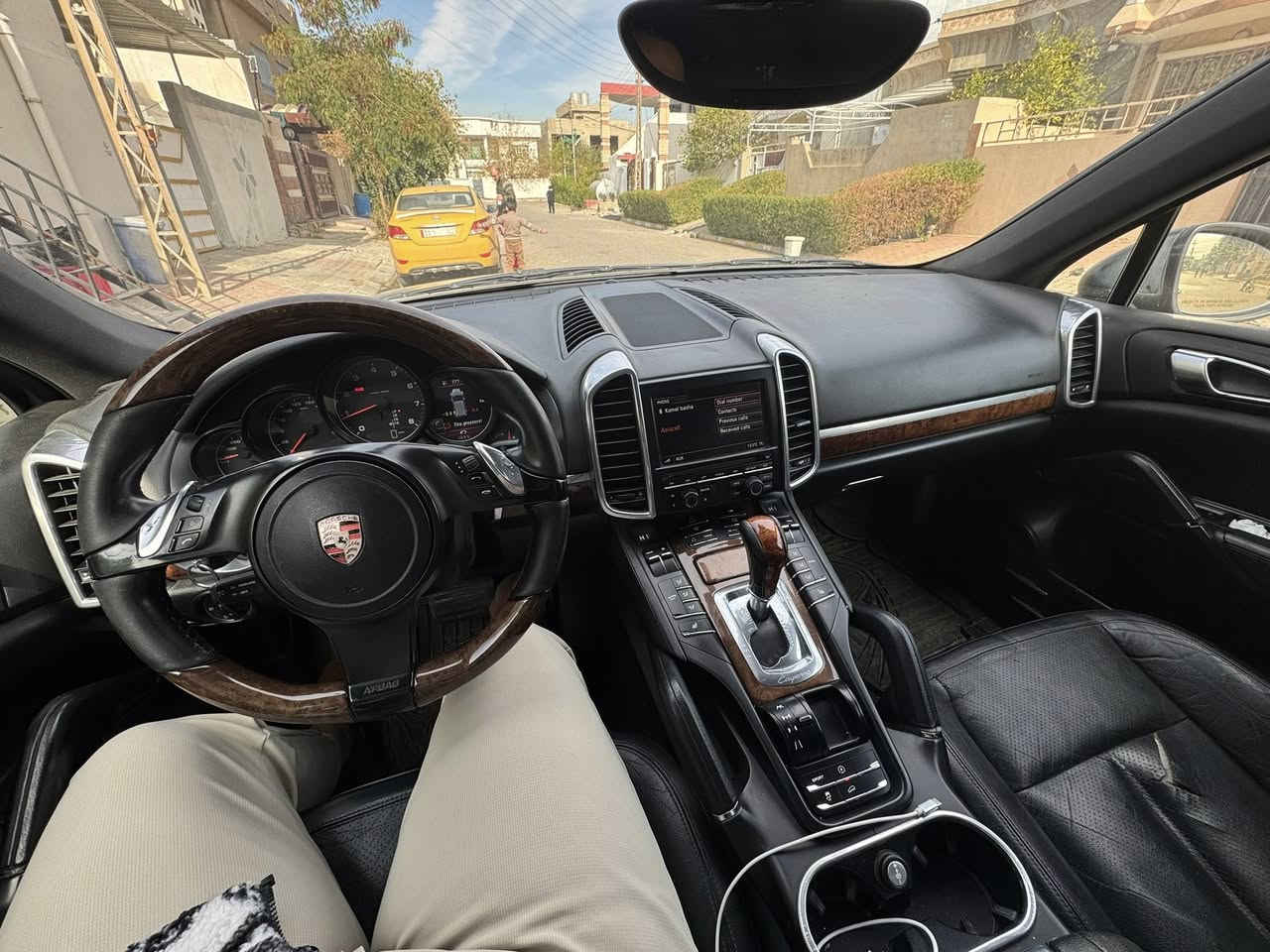 سلام عليكم بورش للبيع او مراوس حسب قناعه 
سياره مواصفات فول بدون ضربه فقط بيه سبع اصابع رش 
رقم شمالي 
مكينه ٦ سلندر تنفس طبيعي ضمان دولي
موديل ١١
سعر ١٩٠
سياره ماشيه ١٤٢ اي نقص مابيها كلشي جديد رقم هاتف ***********
