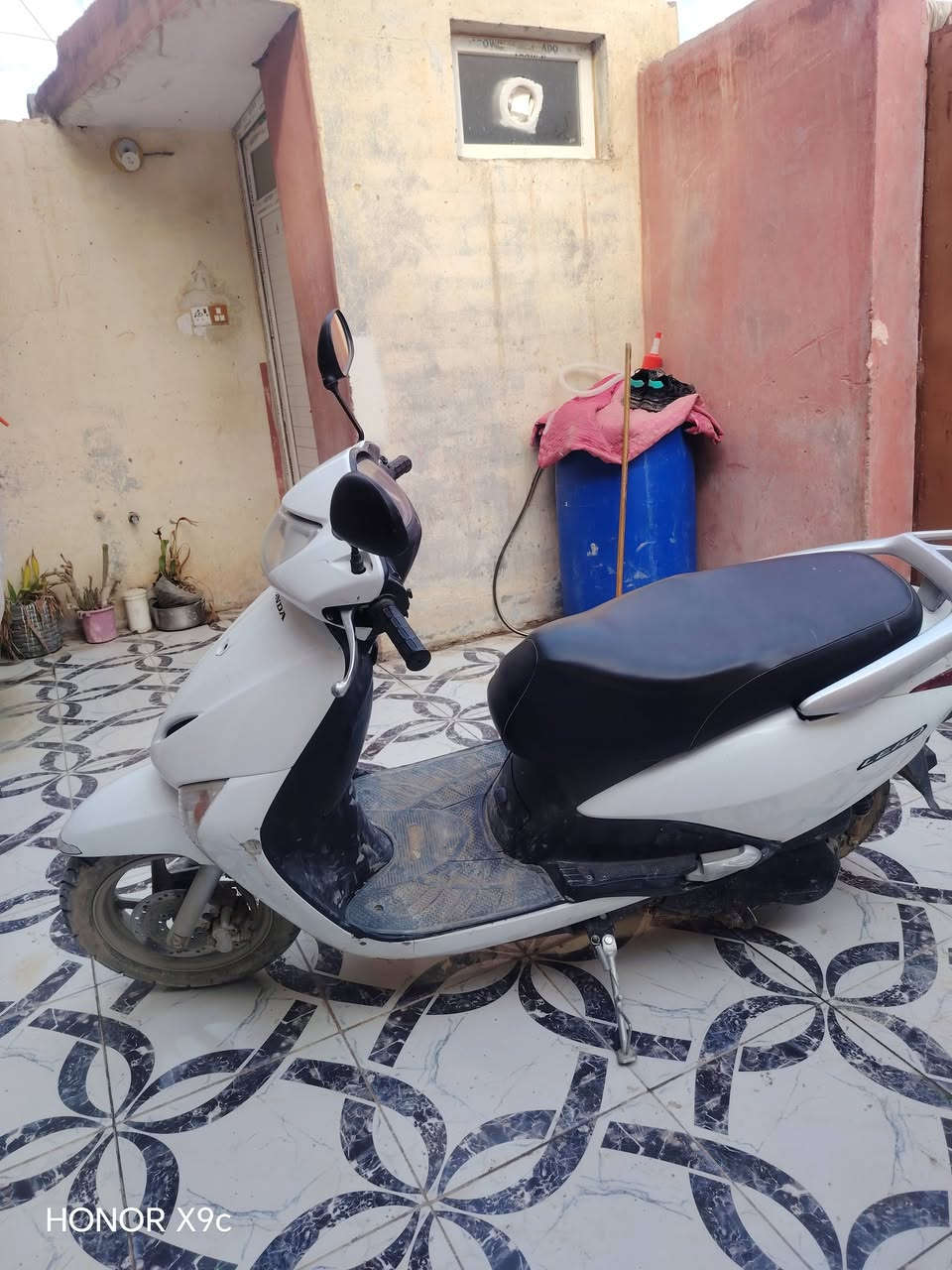 سلام عليكم ليدي حديث للبيع السعر 850وبيه مجال دراجه نضيفه گشر جديد دراجه مفتوحه +كلچات جديده رقم الهاتف ***********
