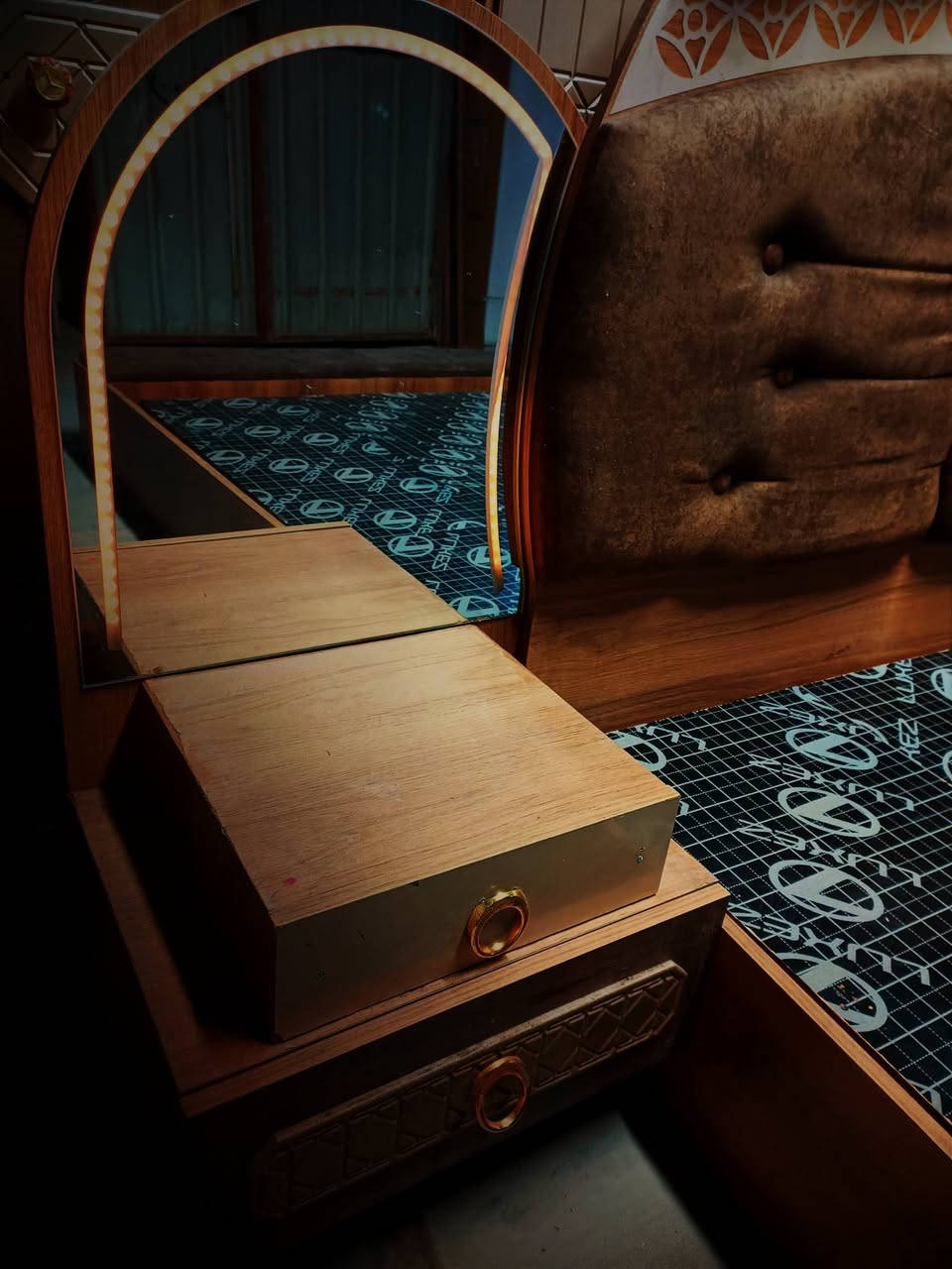 السلام عليكم عندي غرفة نوم للبيع 9قطع مكاني بغداد أبو دشير ***********
