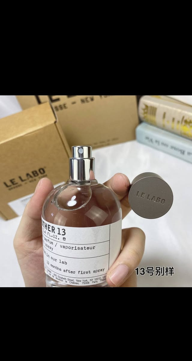 سلام عليكم توفر عطر لي لابو اناذير
Another 13 Le Labo

عطر شرقي - خشبي للجنسين

Nathalie Lorson قام بتوقيع هذا العطر
يمتاز العطر بثبات عطري عالي
يأتي التكوين العطري مع باقة متألقة تفتتحها القمة العطرية مع الكمثرى والاميل ساليسيلات وايزو E سوب
بينما تختتمها القاعدة العطرية مع نبات حب المسك، العنبر والمسك.
الحجم: 100مل

سكن كوالتي جدا علي طبق الاصل
سعر القطعه ب 30 الف


**إذا كنت صاحب هذا الإعلان وتريد حذفه لأي سبب، رجاءا أرسل رسالة إلى الدعم الفني**