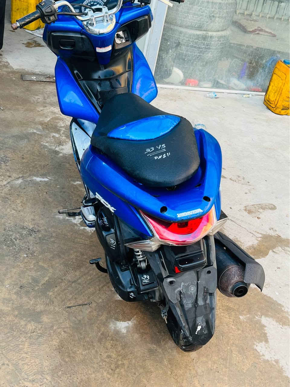 السلام عليكم للبيع دراجه pcxجيل الاول  دراجة  ماخذها رمبه الدراجه وأعلى ايدي حجم مكينه125 ياباني الاصلي دراجه جديده مال جناي وعلئ ايدي لون ازرك  
ياباني الاصلي دراجه كامله أستان كهربائي حساس ازدحام سويجات دراجه جديده الدراجه  احلا من الصور مال جناي المكان بغداد  العبيدي دراجة مكفوله اي نقص مابيه السعر 1250
وبيها مجال بسيط  
اي استفسار ‭0788 292 9623‬ Colombo, Sri Lanka
