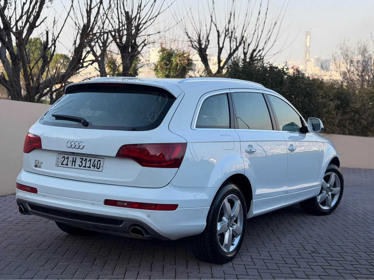 Audi  Q7 S-line Quattro 2013

ارحض سعر بلاش  ١٢٩  ورقه مجال بسيط

سيارة ٧ راكب

مواصفات خليجي  وكالة اربيل٣ بصمه بيلادي موجوده

موديل ٢٠١٣   

محرك سته سلندر V6 3.0L سوبر چارچ محرك بنزين

گير و محرك بشرط كفاله 

-----------------------------------------
مواصفات 
 پانوراما امامي و خلفي  
صندوق شفط 
 بردات جانبية و خلفية
 تحكم ماوس 
    داخل  جلد اصفر
كشنات كهربا
كشنات خزن
تبريد مركزي  
سيدي بوكس  
تبريد مركزي 
حساس خلفي و امامي 
- لايت ليد  
ستيرن تحكم
  تحديد سورعه  
 و بعد هرايا مواصفات
-------------------------------------------
  تخم تاير و  ويل جديد
 صدر ٪؜١٠٠
گیر  ومحرک بشرط ٪؜١٠٠
 سيارة مسيرفسة كاملة ما يحتاج اي مصرف

-----------------------------------
سياره واحد شبر اقل صبغ راس تايرخلفي او شبر بارد راس بك لايت خلفي باقي مابي شي 
     
سيارة احلي بالواقع و مابي اي مصاريف الحمدالله 
-----------------------------------

سعر مطلوب  ١٢٩ ورقة و مجال 

مكان سيارة سليمانية 

***********
***********
*****************************************************
Audi Q7 -S lin Quattro  2013
فول فول موسفات
٣ ريز كوشن
هه ر٣ به صمه ى شه ريكه ى ماوه
٦ بستون سوبر
بانوراما ده بل بانوراما
سنوق شفط
ده رگا كانى به رده يه دواوه
ماوص
كوشن جلد ناو زه رد
كوشن كاره باوخزن
ته بريد مه ركه زى
سيدى بوكس
حاسه بيش و دوا
لايد بك لايت ليد
سوكان فوليوم و تحديد سرعه
مواسفاتى اودي معرو فه...............
گيرومه كينه و ته بريد ساردى و گه رمى به شه رت بى نوقسانيه الحمدلله 
سه نه وى ره قه مى تازه يه به ناوى خومه ته حويل به شه رت
سه ياره كه يه ك به له ى بجوك بوياغى هه يه له كه ل به له يه ك ساردا باقيات به شه رت

سعر مناسب ١٢٩ كه ميك مجال

***********
*********** السليمانية, العراق
