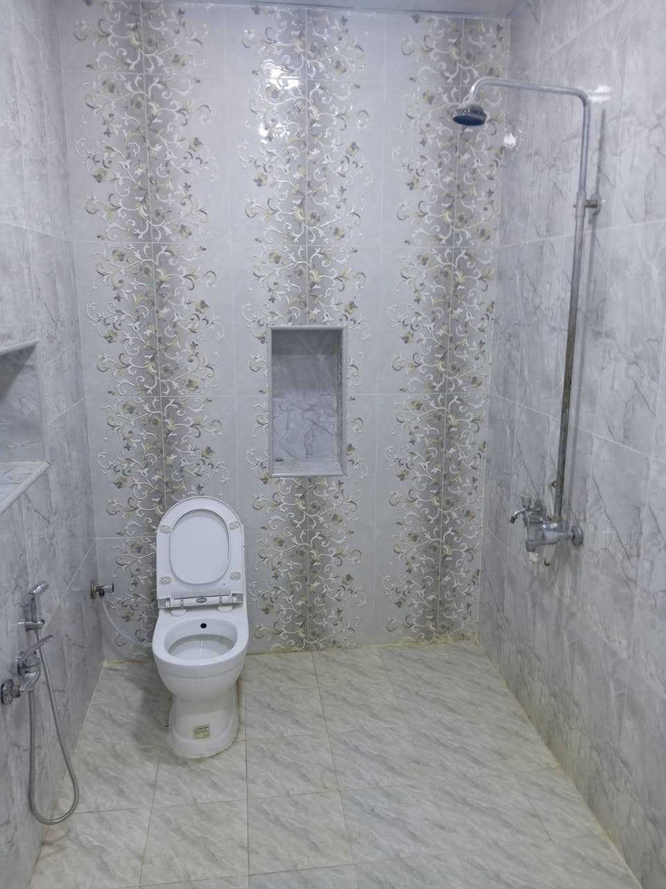 بيت جديد للايجار  غرفتين مع صاله ومطبخ وضيوف معزوله كامل المواصفات والخدمات طابق ثاني المساحه 150متر الموقع الدوانم قرب جامع البر الرحيم 
 سعر الايجار 250 الف 
للاستفسار الاتصال ‏‪***********‬‏ أو ***********
