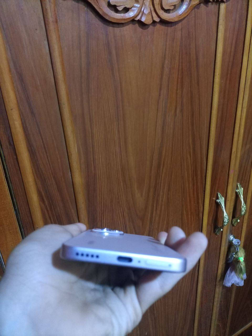 السلام عليكم ورحمة الله وبركاته هونر 400 جهاز نظيف جداً تجي وتشوفه صارلي شهر ونص من مشتريه، اشتريته 480 واريده 425 وبي مجال الشراي الذاكرة 256 العنوان الحيانيه الثالثه خلف جامع سيد نعمه الشوكي الرقم *********** مواصفات الجهاز بمواصفات قوية تشمل شاشة AMOLED بمعدل تحديث 120Hz، ومعالج Snapdragon 7 Gen 3، وكاميرا رئيسية 200MP، وبطارية ضخمة 6000mAh مع شحن سريع 100W، بالإضافة لدعم 5G، وذاكرة وصول عشوائي (RAM) تصل إلى 12+12 جيجابايت، ويعمل بنظام Android 15 بواجهة MagicOS 9، ويتميز بمقاومة للماء والغبار (IP66) ومكبرات صوت ستيريو وتصميم متين معتمد ضد السقوط.
