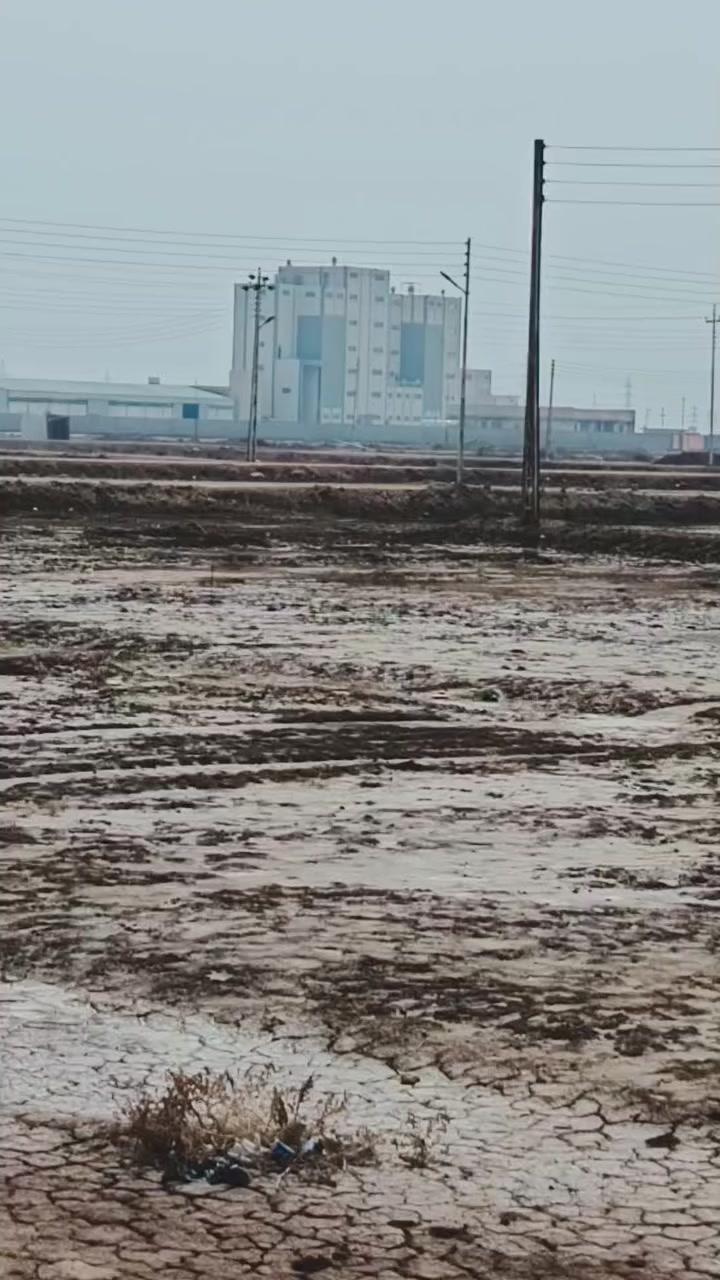 بيت هيكل البيع مساحة 200 البناء 100 خدمات كاملة مجاري وماء وكهرباء على طريق كحلاء _ عمارة قرب المطحنة شارع مقام سيد علي الموسوي  
التواصل و الاستفسار اكثر رقم الهاتف : ***********
