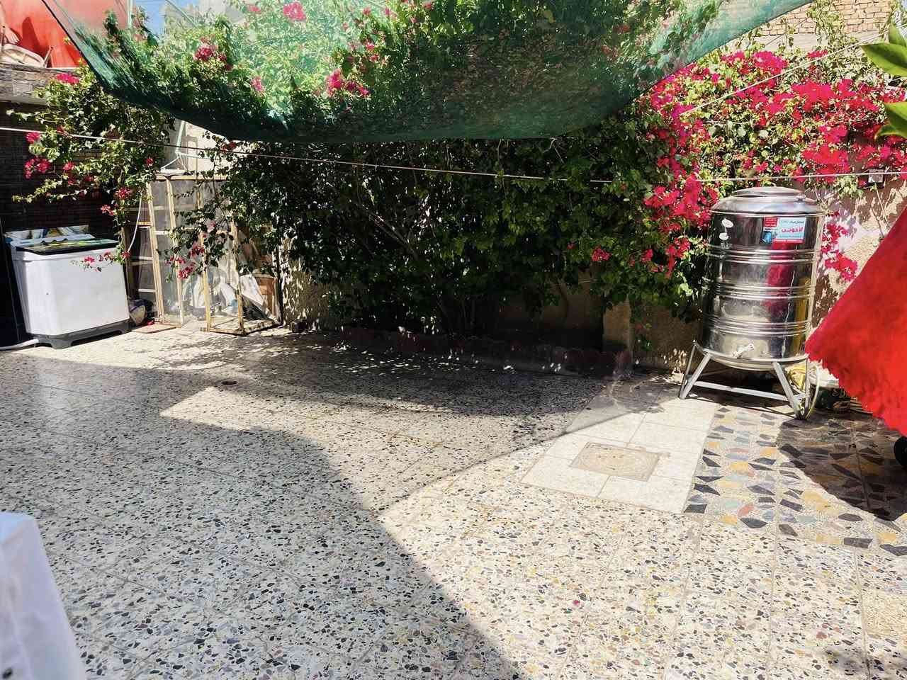 السلام عليكم دار للبيع مساحة ٢٢٠ طابو صرف يحتوي على ٥ غرف وصاله واستقبال وصحيات علا  شارعين  ركن  العنوان حي النصر الثانيه قرب افران.  الكوثر للاستفسار الاتصال ***********
