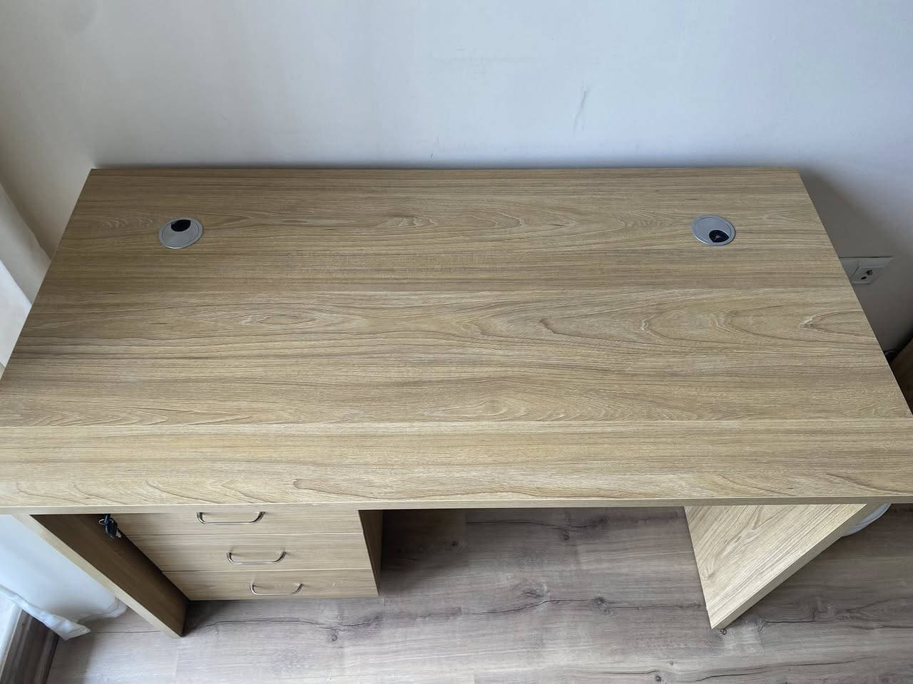 مێزی ئۆفیس ٣٥،٠٠٠ دینار ***********
