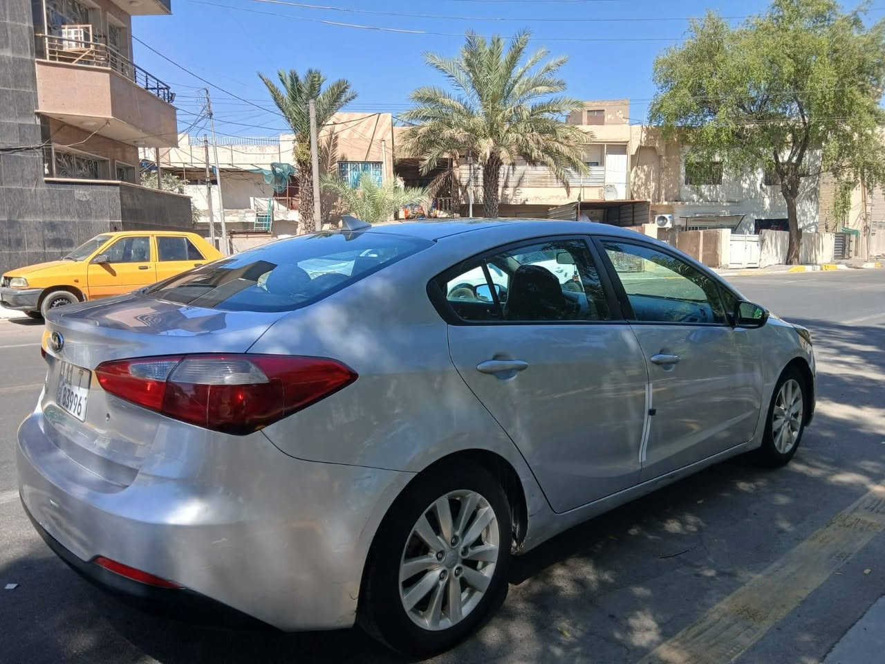السلام عليكم كيه فورتي موديل 2016وارد امريكي صور الحادث وسونار  منشورات بي مكانات صبغ بدون دواخل السياره جديده وجاهزه مكينه وكير وحداديه وصدر وتخم تاير مكفولات مكينه1800دوش مرغوبه ماشيه 120الف رقم  وهزه جديده  رقم هاتف***********السعر 97وبي مجال شي بسيط العنوان بغداد

