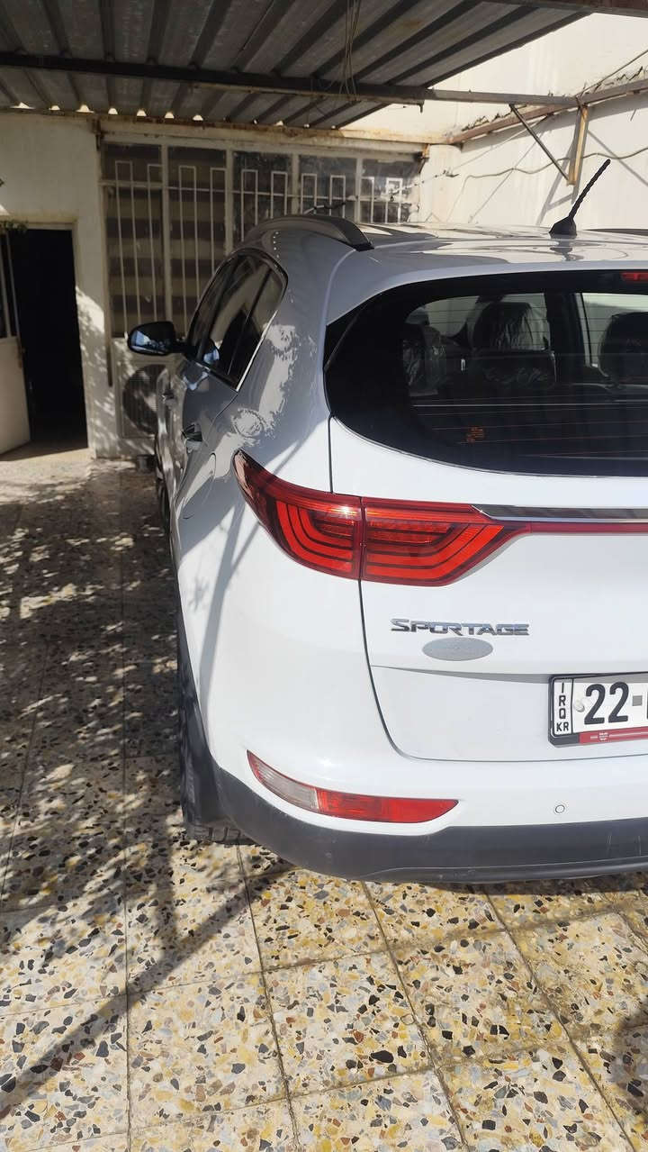 السلام عليكم كيا سبورتج  الموديل 2016 اربيل السياره ماشي 126 وبيها بارد باب السائق وباب الخلفي عكس السائق هم بارد وزارع لها عدسات السياره جاهزه اي نقص ما بيها مكان السياره ببغداد حي القاهره السعر 165 دولار للاستفسار ***********
