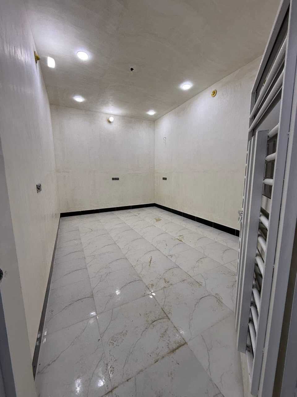 السلام عليكم بيت طابو صرف حي الحسناوي مساحة 130 متر بناء طابوق درجة اولى حديث مامنزول غرفة وصاله واستقبال ومطبخ ومجمع صحيات داخليه وخارجيه مسحوب عليه مبادره السعر 59وبي مجال بسيط علما سعر البيت قبل المبادره 85
رقم الهاتف ***********
