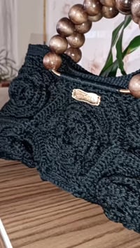 شنطة هاند ميد • أسود • مقبض خشبي