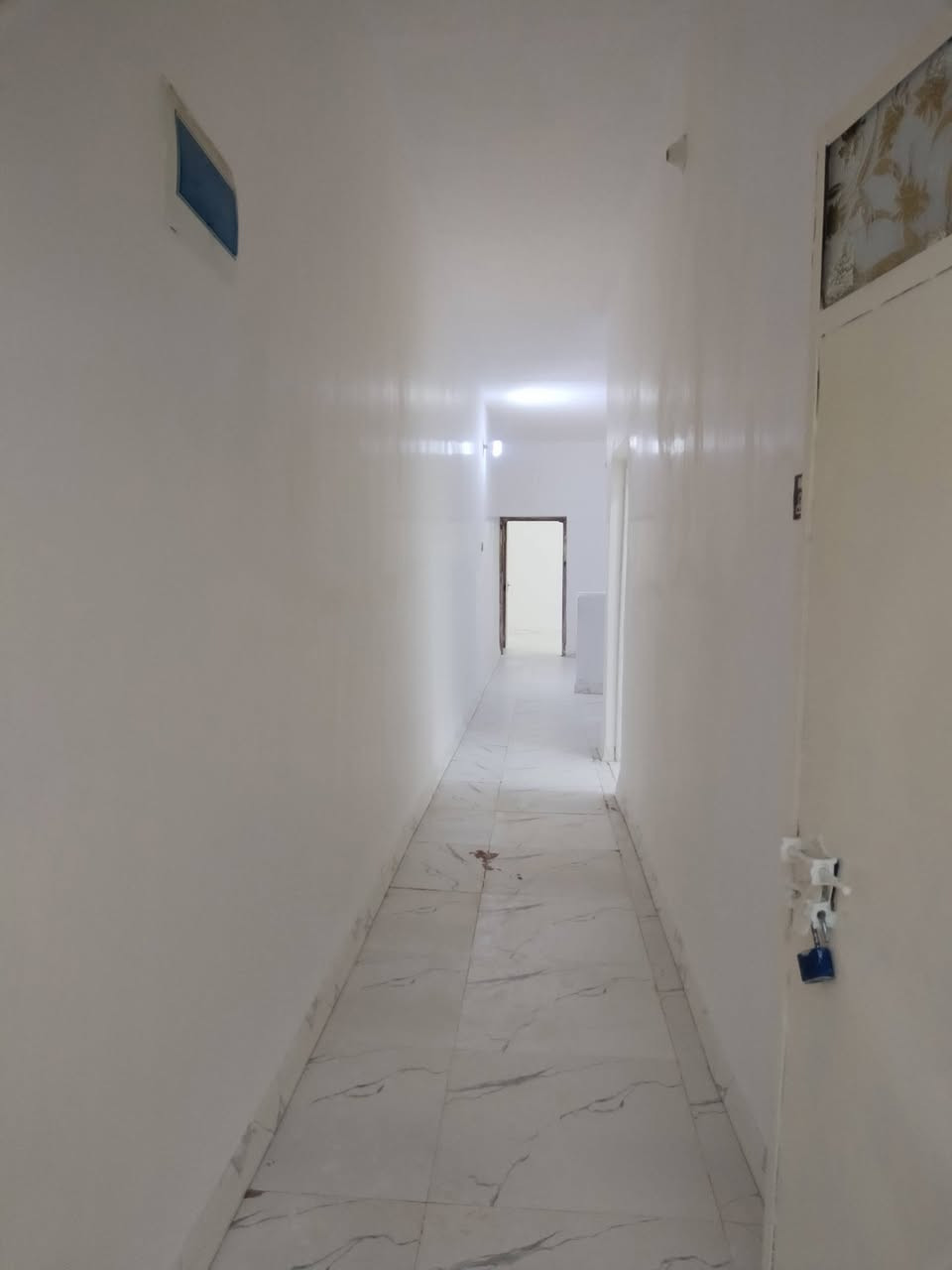 سلام عليكم بيت ليجار عنوان الدفاس منطقه العزه بصف حي النداء مع ماطور ومقطوره الف لتر واير سحب بيت جاهز *********** وات ساب بي او اتصال
