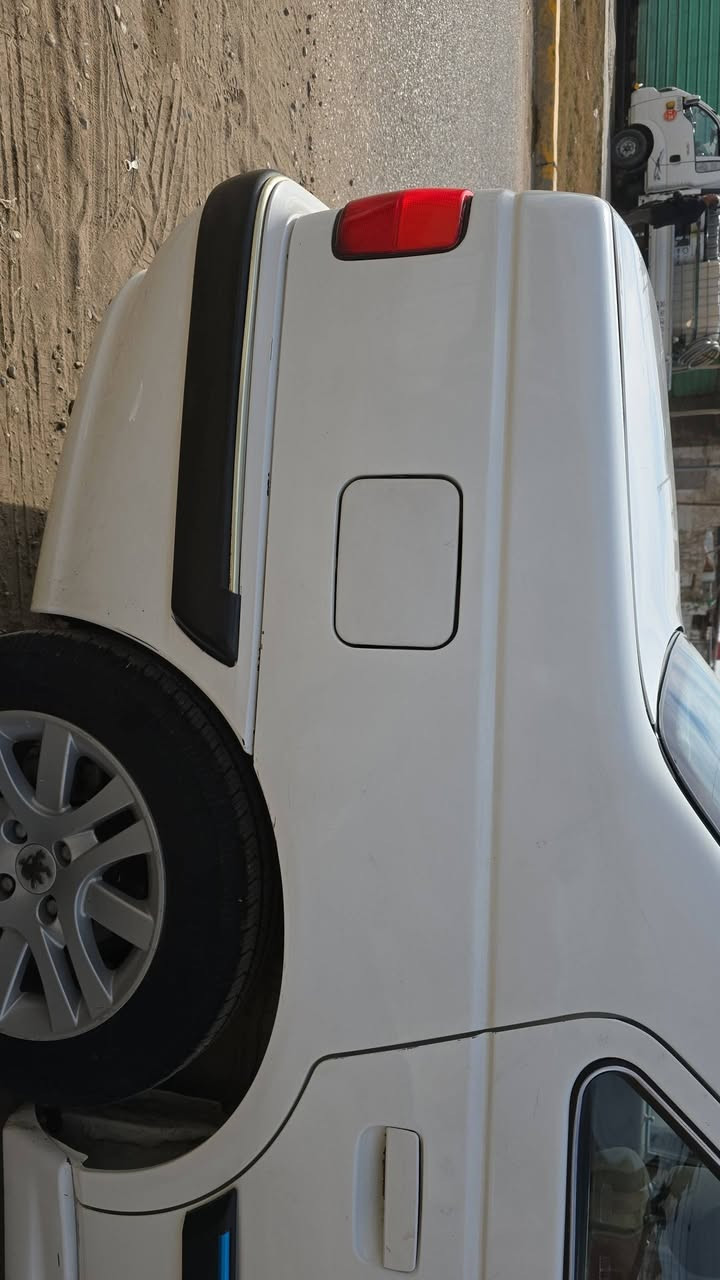 السلام عليكم بيجو بارص موديل ٢٣ بغداد انكليزي بااسمي هزة جديدة ماشية ١٠٠٠٠٠ محرك كير مكفول بيها طختين مبينات معدلة بارد بدون صبغ وجاملغ الامامي مبدل صفحة العبري السيارة كاملة اي نقص مابيها تخم تاير جديد هستوني شادة العنوان بغداد الحرية شراي اتصل *********** بيه واتساب
