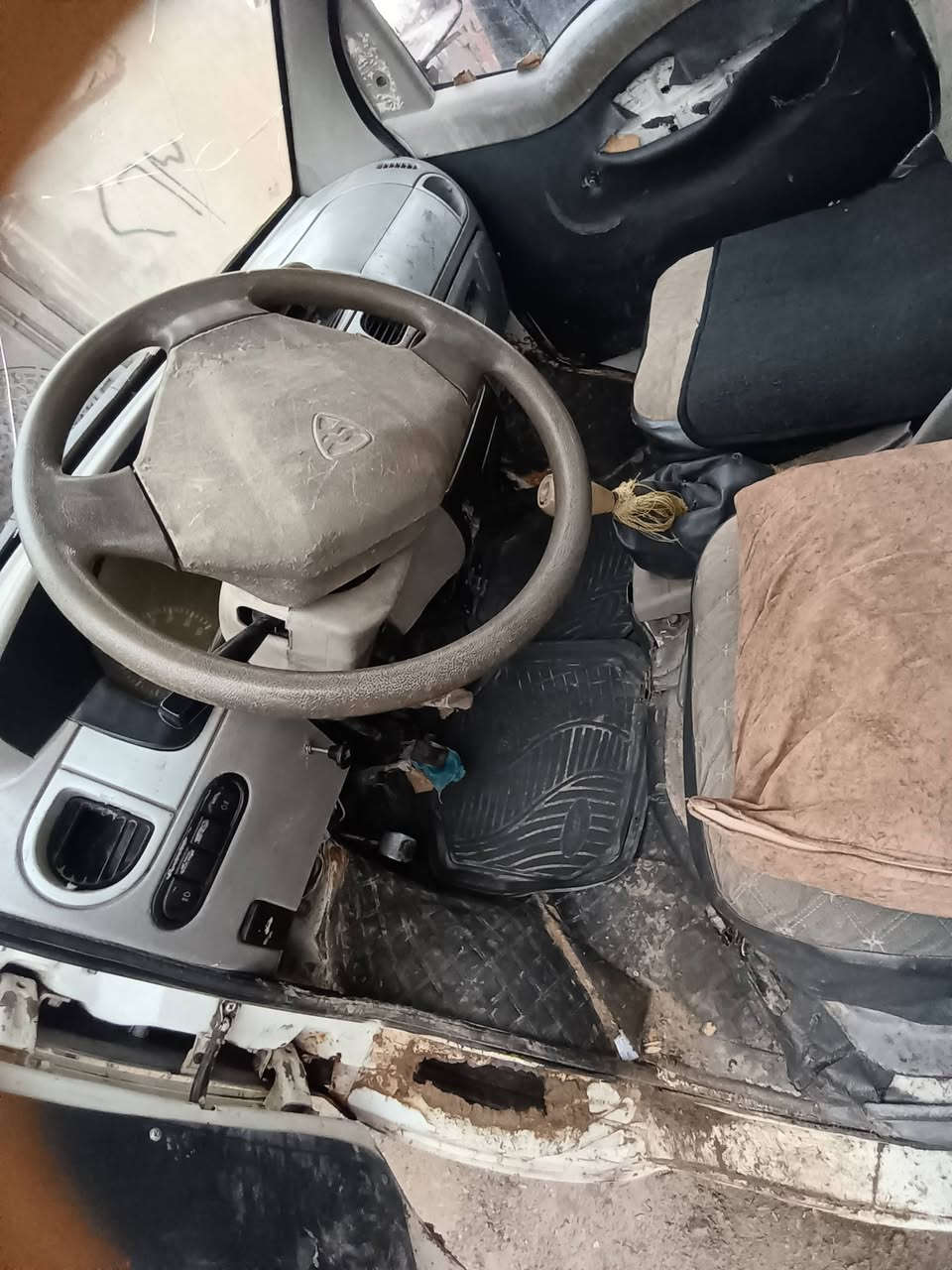 سلام عليكم سياره هامفي للبيع موديل ٢٠٠٧ أوراق كامله تجفيت جديد لاصرف والابخار كير محرك كفاله السعر15 المكان ديالى ناحيه العضيم ***********
