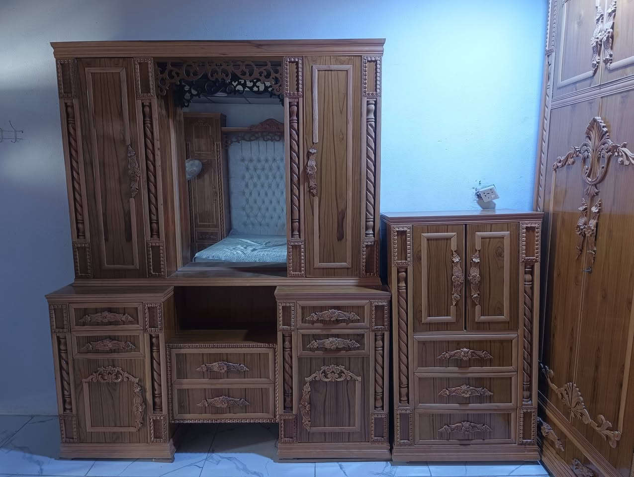 السلام عليكم
غرفه نوم عراقي صاج شرط النضافه 
الغرفه عمل ثقيل2025
اي عيب ما بيها
السعر مليون 500 وبيها مجال 
العنوان موصل حي سومر 
رقم ***********
رقم ***********
