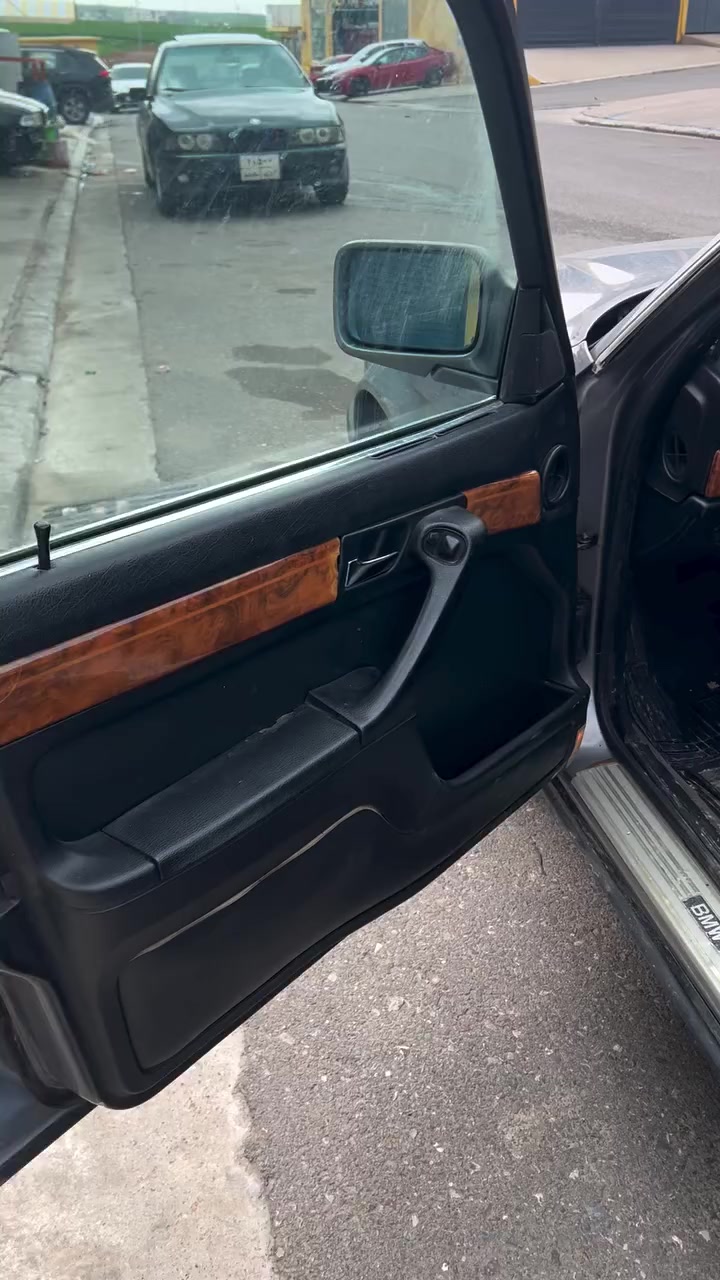 مكلف بنشر  رجاء لحد يراسلني خابر صاحب السياره
730. غاز وبانزين  بلاديه ضربة جكوك مابيها ومابيها صبخ  موديل 1992. محرك v8  تحويل مباشر ‭
‭0750 420 2754‬ رقم صاحبها
